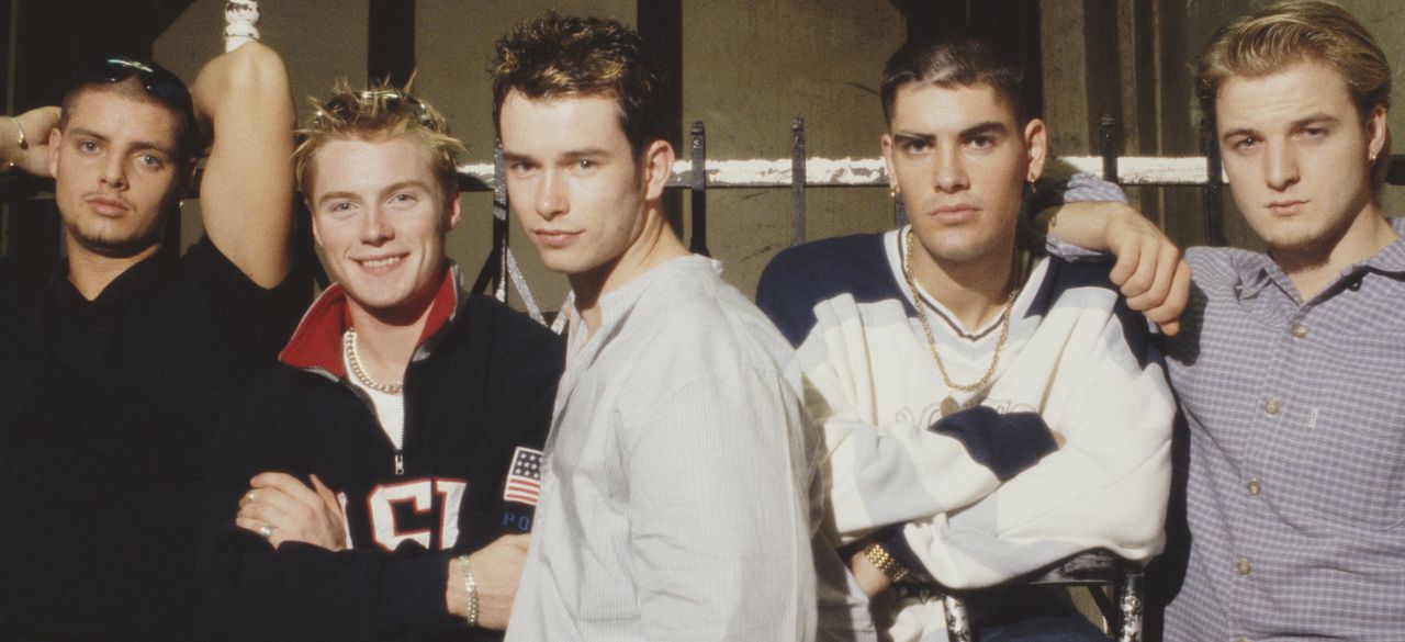 Członkowie Boyzone wspominają śmierć przyjaciela. Spali przy jego trumnie