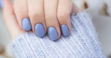 Pożegnaj klasyczny french. Baby blue nails to wiosenny przebój