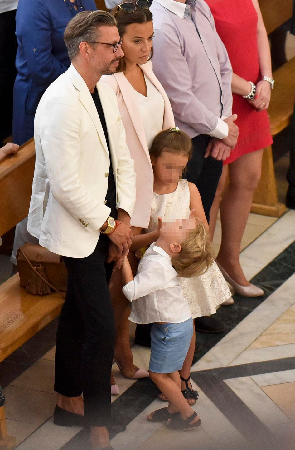 Marcel Sora i Anna Mucha z dziećmi na Komunii Świętej syna Mateusza Borka