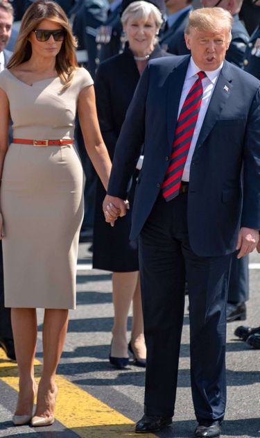 Melania Trump w cielistej sukience Rolanda Moureta w Londynie