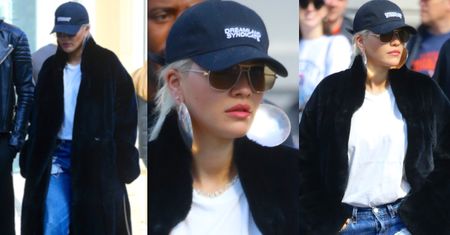 Rita Ora przemierza nowojorskie ulice w osobliwym połączeniu futra z zielonymi skarpetkami