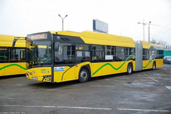 19-latka zginęła pod kołami autobusu miejskiego. Osierociła dwójkę dzieci. Kierowca usłyszał zarzuty