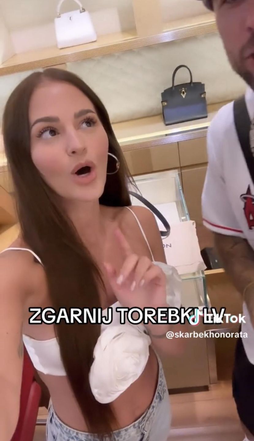 Honorata Skarbek rozdaje fanom torebki Louis Vuitton