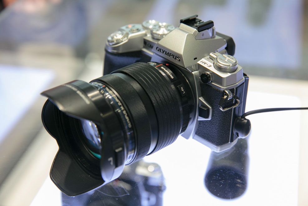 Od 24 września każdy użytkownik E-M1 po wgraniu firmware 2.0, będzie mógł wyzwalać aparat po kablu w warunkach studyjnych.