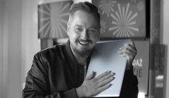 Piotr Kędzierski reklamuje wyprzedażową Smartfonerię w T-Mobile (wideo)