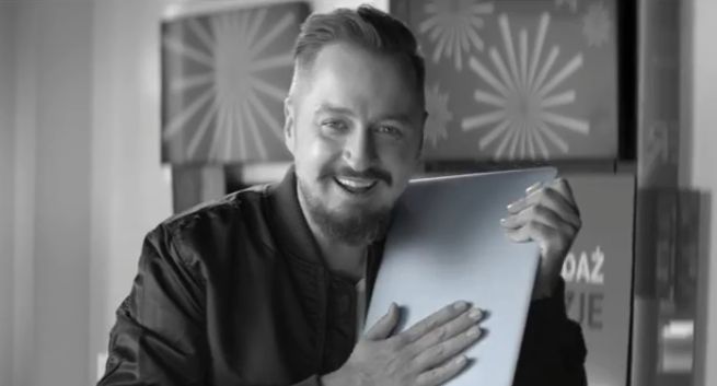 Piotr Kędzierski reklamuje wyprzedażową Smartfonerię w T-Mobile (wideo)