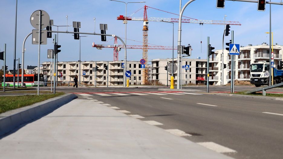 Ul. Węglarza wydłużyła się o 1,2 km. Trasa jest już gotowa do otwarcia, kierowcy wjadą na nią w piątek (31 października). - Cywilizacja przyszła na ul. Trześniowską - przekonuje jeden z mieszkańców.