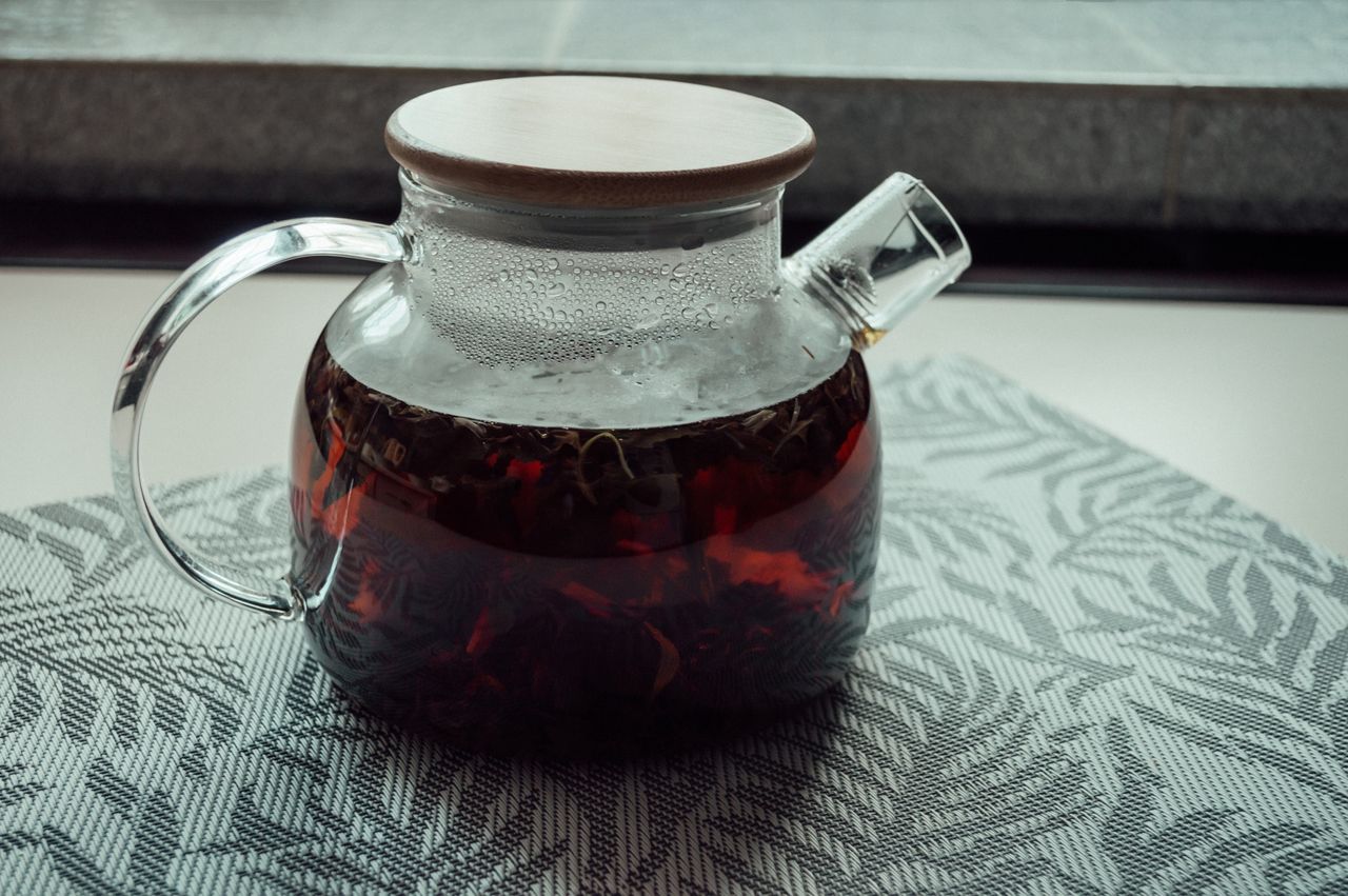 What properties does red tea have?