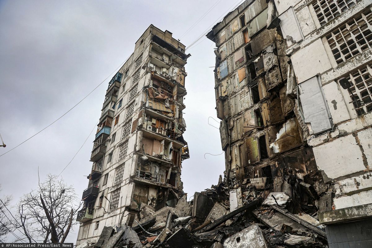 Na zdjęciu: Zbombardowane przez rosyjskich agresorów bloki mieszkalne w nadmorskim Mariupolu 