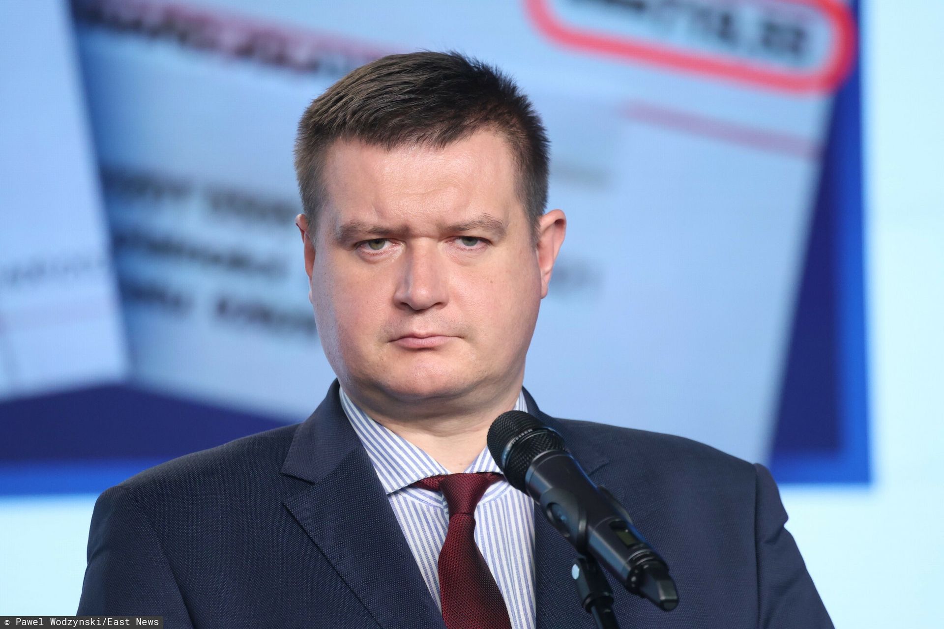 Poseł PiS wyniesiony z samolotu. Tak się teraz tłumaczy
