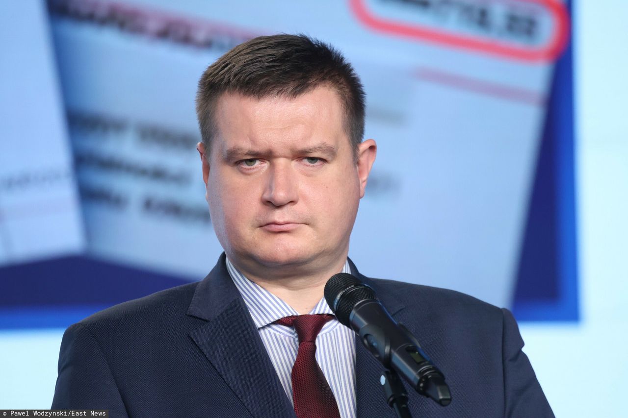 Poseł PiS wyniesiony z samolotu. Tak się teraz tłumaczy