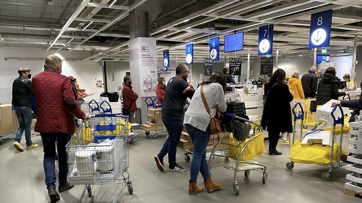 Wi?kszy ruch w sklepach meblowych i budowlanych przed lockdownem
Fot. Piotr Molecki/East News, Warszawa, 26.03.2021. Wzmozony ruch zakupowy w wielkopowierzchniowych sklepach meblowy i budowlanych. Zgodnie z najnowszymi obostrzeniami pandemicznymi, tego typu sklepy beda zamkniete od 27 marca do 9 kwietnia.
Piotr Molecki