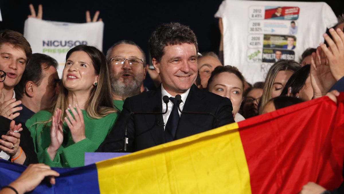 Nicusor Dan (C), Bucharest mayor and independent presidential candidate supported by the Force of the Right (FD), delivers his speech after the first exit poll results are announced in Cismigiu Park, Bucharest, Romania, 18 May 2025. The polls have closed in Romania, where voters cast their ballots this weekend in the runoff of the presidential election, with around 18 million citizens eligible to vote, according to the Permanent Electoral Authority (AEP). EPA/BOGDAN CRISTEL Dostawca: PAP/EPA.
