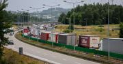 Ogromny ruch na autostradzie A4 pod Wrocławiem. Kierowcy stoją w korkach na obu pasach