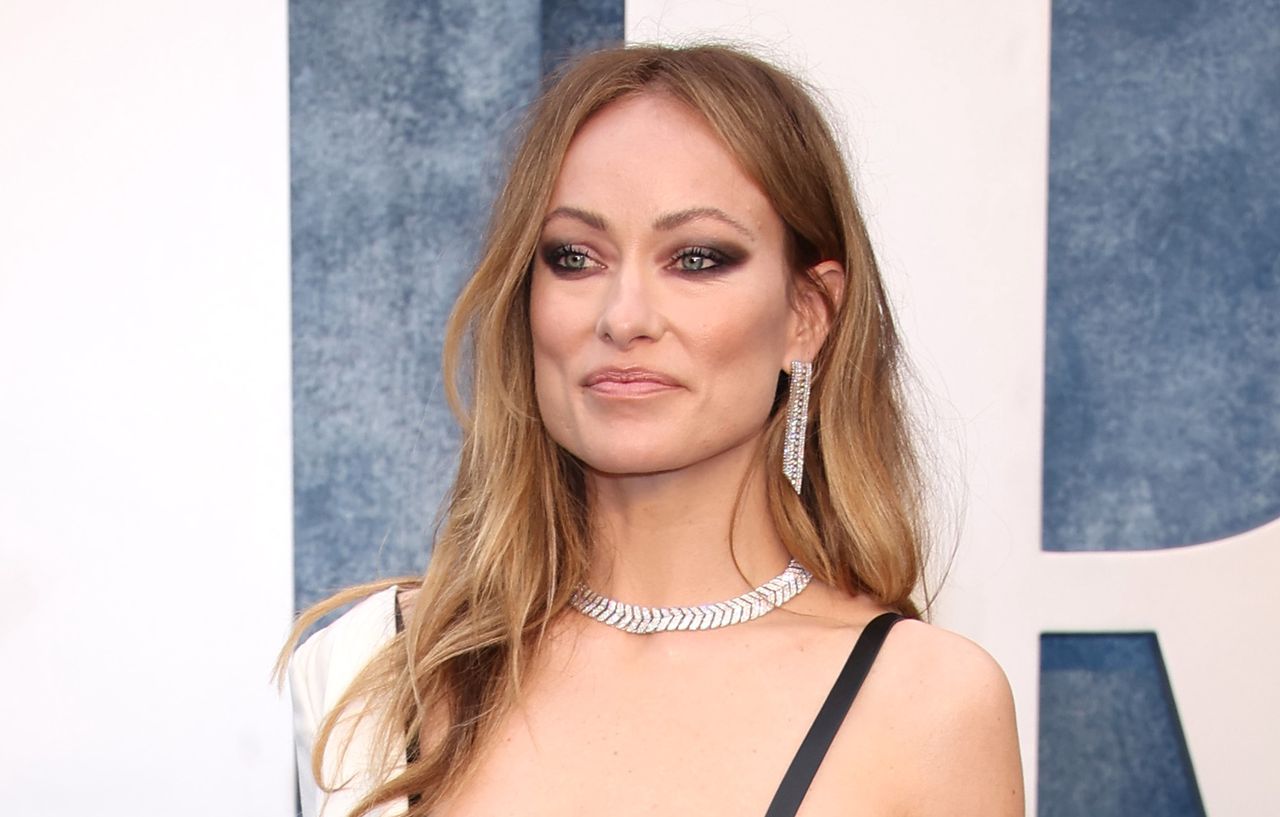 Olivia Wilde w odważnej kreacji. Suknia do ziemi, a stanik na wierzchu