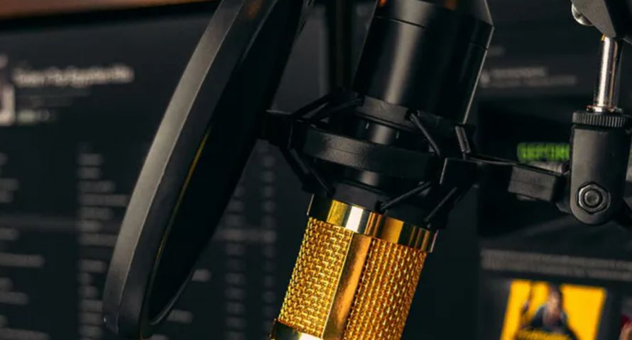 Tyle osób słuchało radia w 2025 roku. Najwięcej słuchaczy w samochodzie