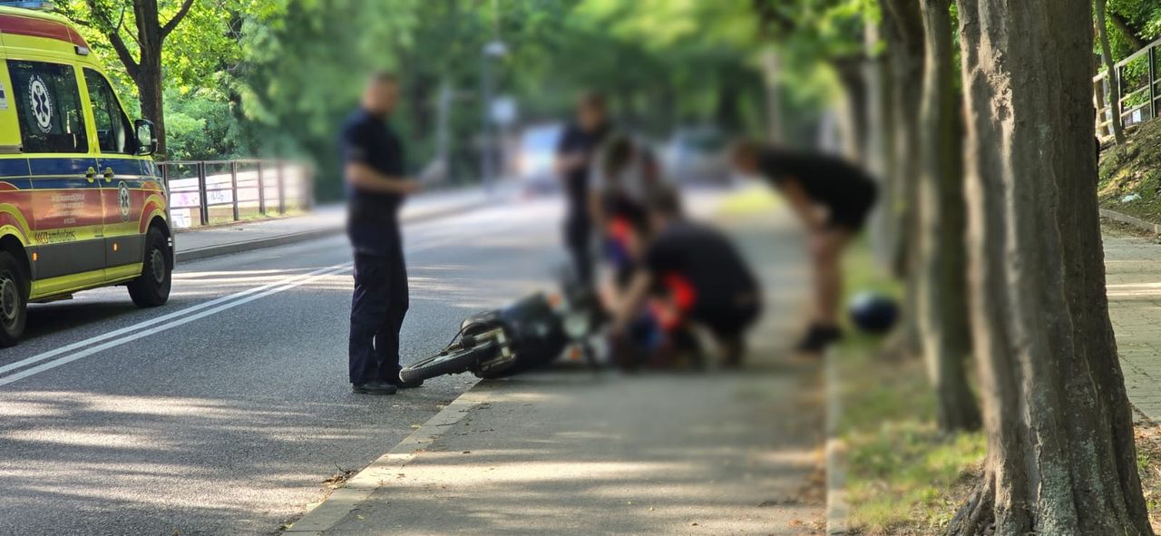 Nietrzeźwy motorowerzysta przewrócił się na ścieżce rowerowej. 21-latek trafił do szpitala!