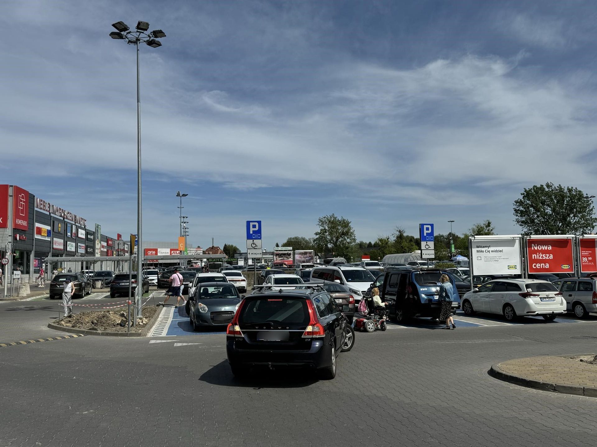 Tłumy na parkingu przed siecią IKEA w Jankach