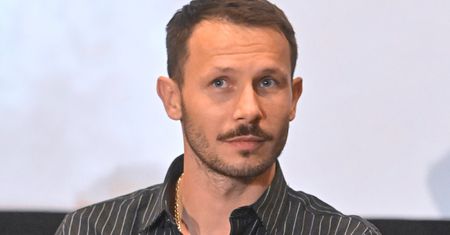 Jest synem znanego aktora. Nie każdy wie, że są spokrewnieni