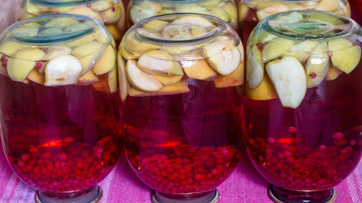 Kompot do domowej spiżarni - dobry wybór?