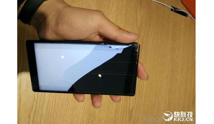 Zobacz jak wytrzymały jest bezramkowy Xiaomi Mi MIX 2