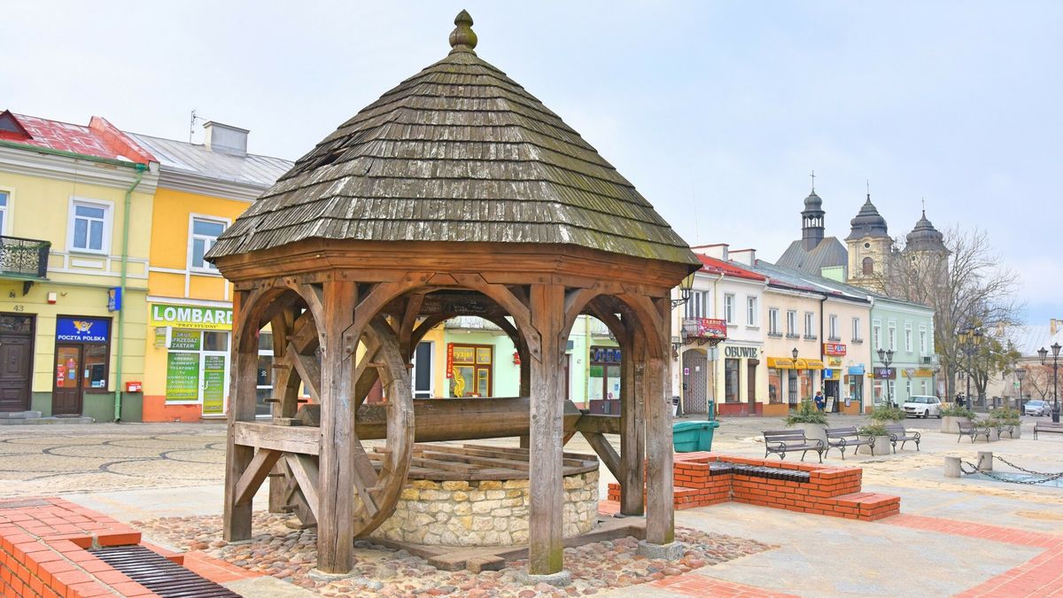 Polskie miasta AlMaPHOTO: ALBIN MARCINIAK / EAST NEWS  Chelm, miasto na wschodzie Polski, wojewodztwo Lubelskie, pod miastem znajduja sie podziemia kredowe, n/z fragment rynku ze studnia miejskaAlbin Marciniak