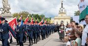 Białystok: Wojewódzkie Obchody Święta Policji przed Pałacem Branickich.