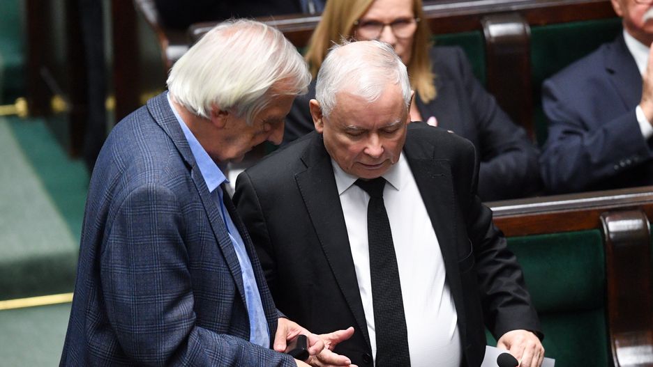 Ryszard Terlecki, Jaros�aw Kaczy�ski
Warszawa, 29.09.2022. Wicemarsza�ek Sejmu Ryszard Terlecki (L) oraz prezes PiS Jaros�aw Kaczy�ski (P) na sali plenarnej podczas posiedzenia Sejmu w Warszawie, 29 bm. Sejm przyj�� ustaw� o wyd�u�eniu kadencji samorz�d�w do 30 kwietnia 2024 r. (amb) PAP/Radek Pietruszka
Radek Pietruszka
9 9. IX kadencja, kadencji, parlament, plenarna, polityk, polityka, posiedzenie, posiedze�, sala obrad, sejm