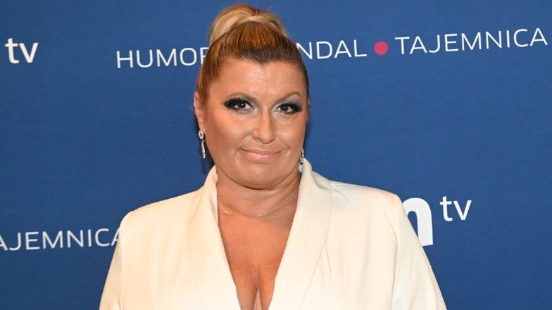 Katarzyna Skrzynecka w białym garniturze