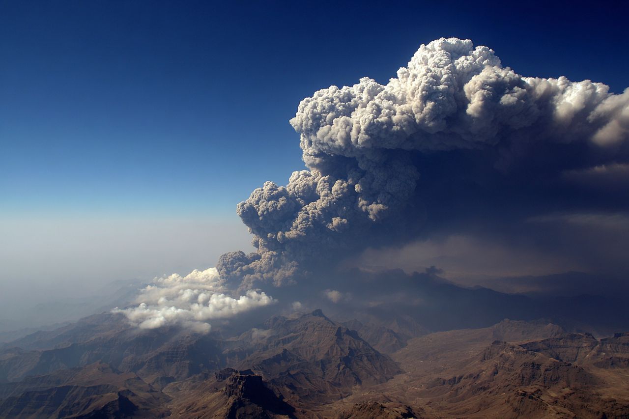 Pochodzący z Etiopii popiół wulkaniczny dotarł aż do Delhi. Erupcja uśpionego wulkanu sparaliżowała ruch lotniczy w Indiach.