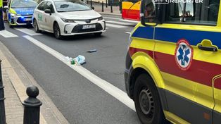 Warszawa: Kierowca przewozu osób potrącił kobietę na Powiślu