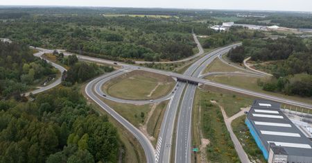 Zablokowana ekspresówka. 27 ton piachu na jezdni. Kierowca w szpitalu