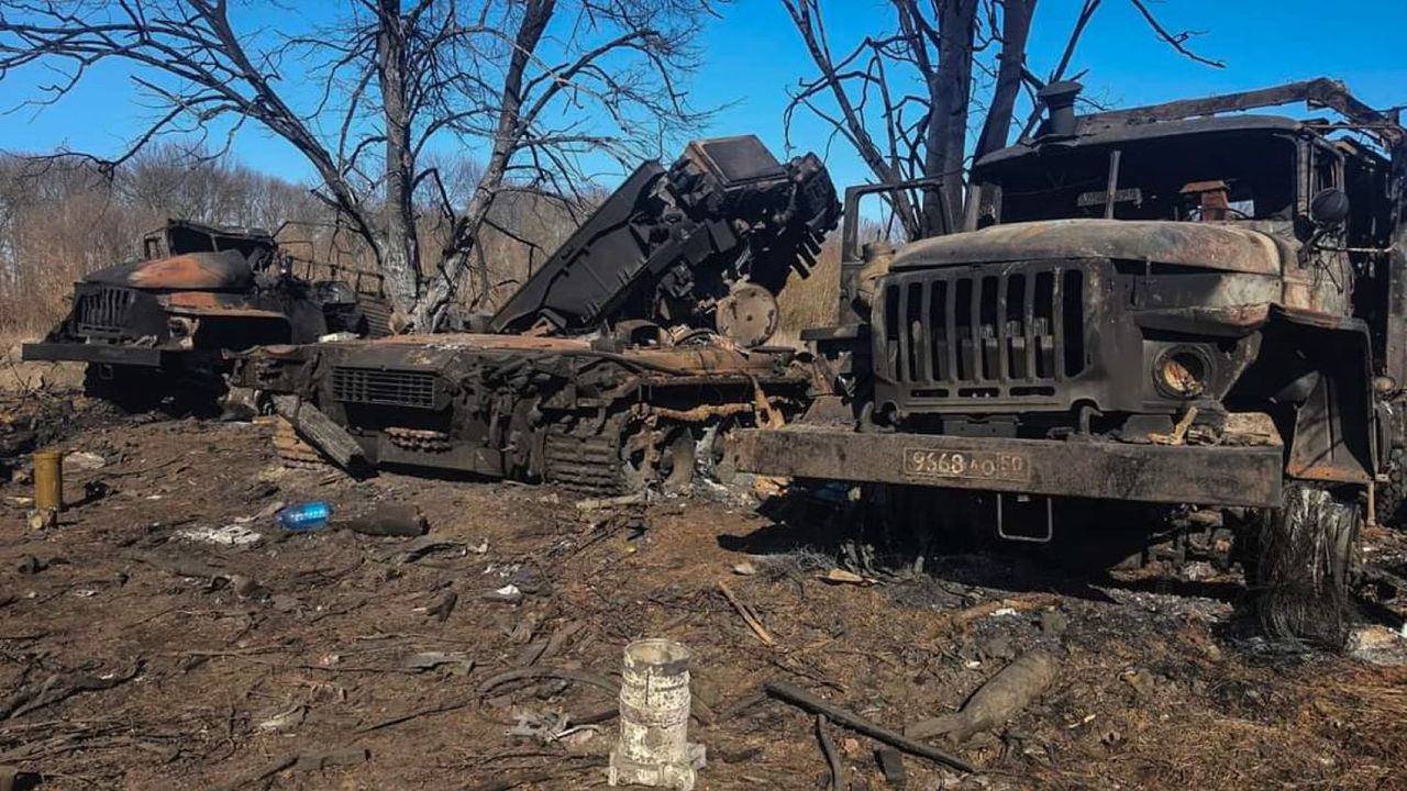 Rosyjski czołg z dodatkową ochroną. Został zniszczony przez Ukraińców