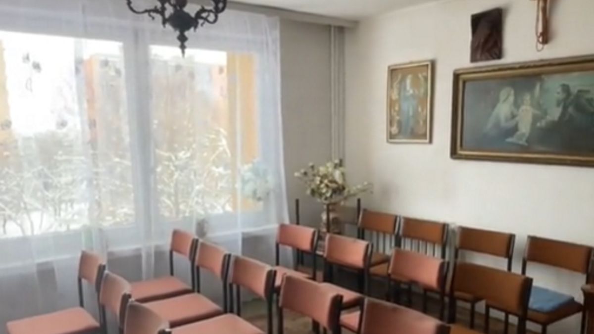 W bloku umieszczono kaplicę