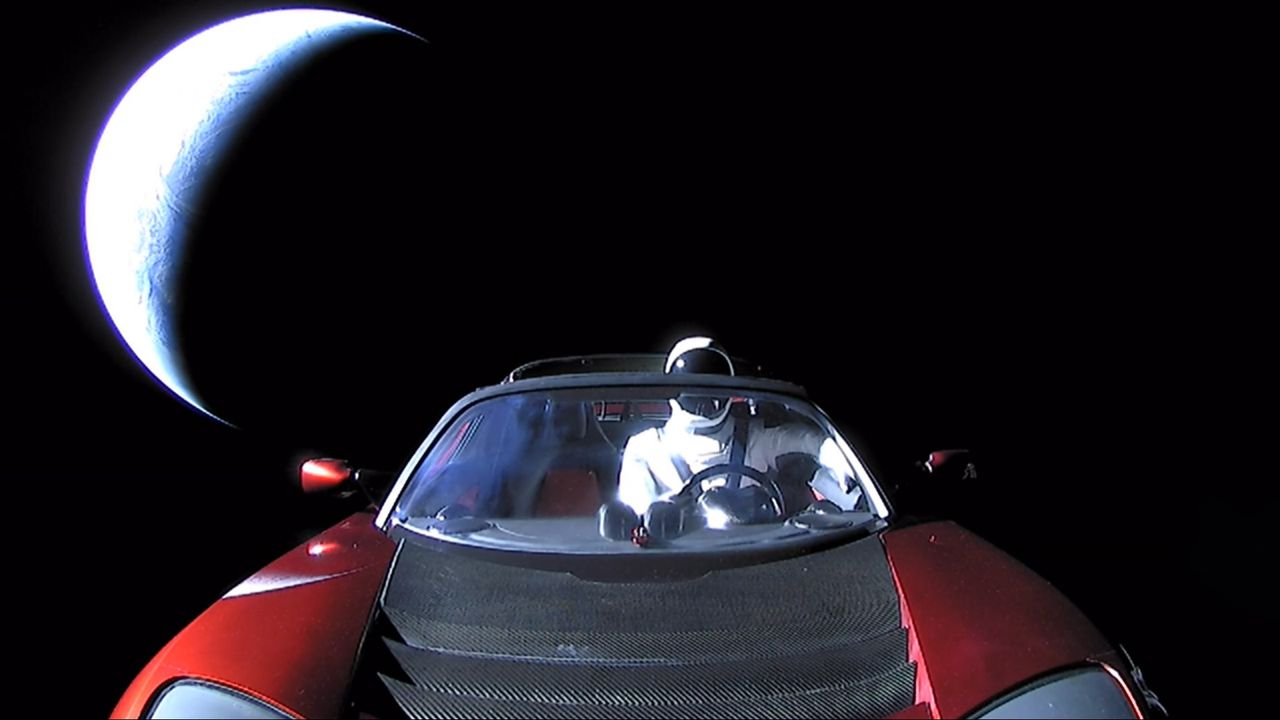 Tesla Elona Muska ze Starmanem na pokładzie właśnie zbliżyła się do Marsa
