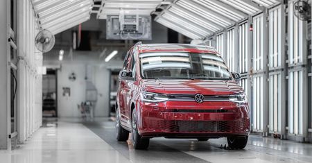 Rekord polskiej fabryki. Wyjeżdża z niej samochód za samochodem