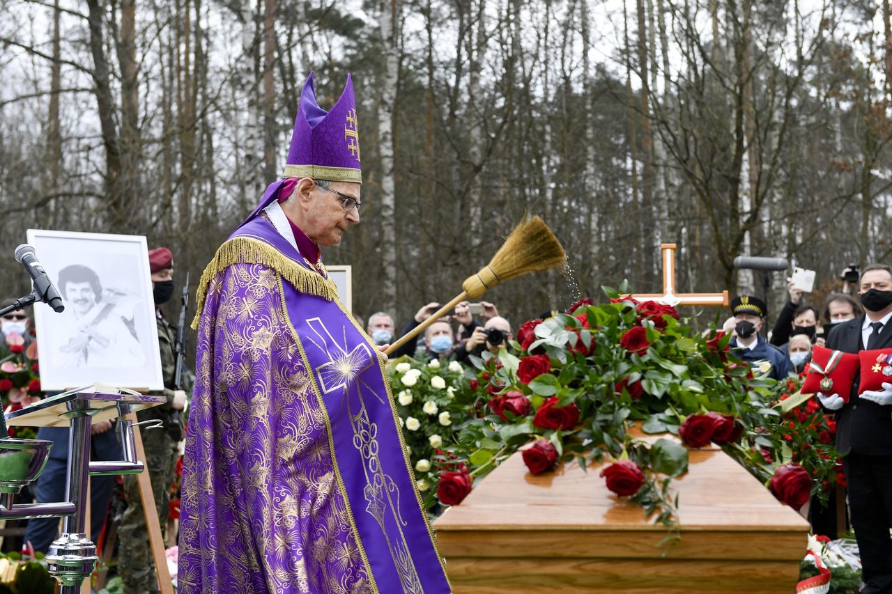 Prowadził pogrzeb Krawczyka. Powiedział wprost, co myśli o jego synu