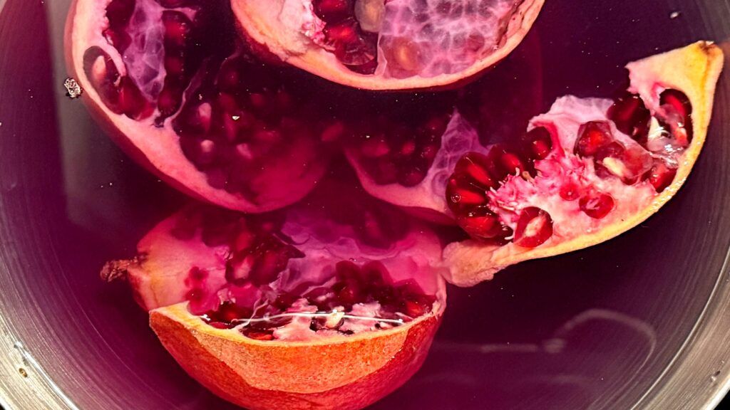 Jak najłatwiej obrać granat, żeby się nie ubrudzić i nie zmarnować ani jednego ziarenka?