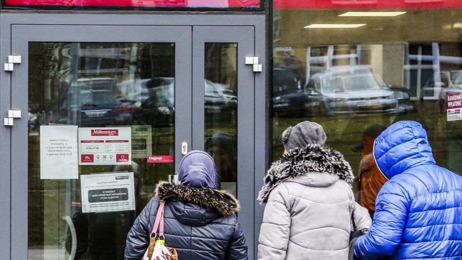 Pracownicy banków boją się o bezpieczeństwo. Codziennie odwiedzają ich dziesiątki klientów