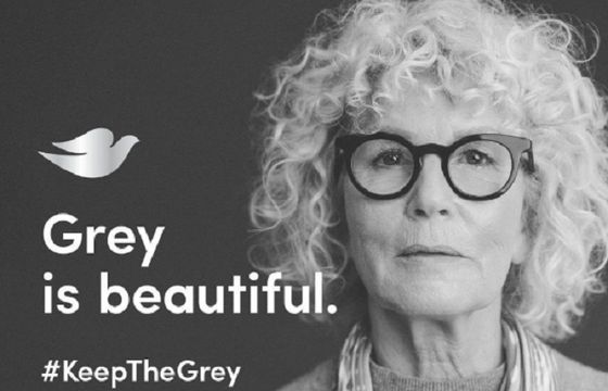 Dove zmienia kolor w logo na szary, by walczyć z ageizmem