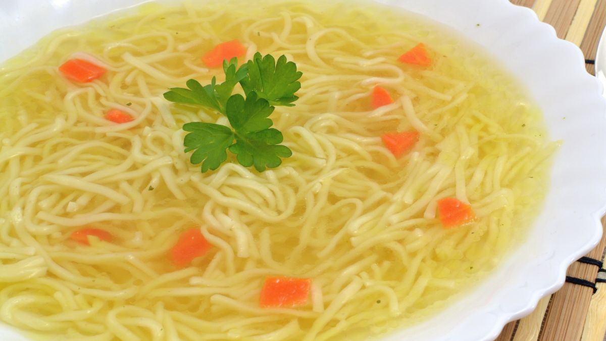 Zobacz przepis na rozgrzewający rosół z dodatkiem imbiru 