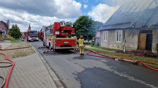 Groźny pożar w Jastrowiu. Ogień strawił poddasze, strażacy uratowali dwa psy