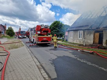 Groźny pożar w Jastrowiu. Ogień strawił poddasze, strażacy uratowali dwa psy