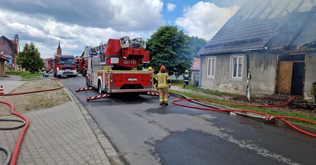 Groźny pożar w Jastrowiu. Ogień strawił poddasze, strażacy uratowali dwa psy
