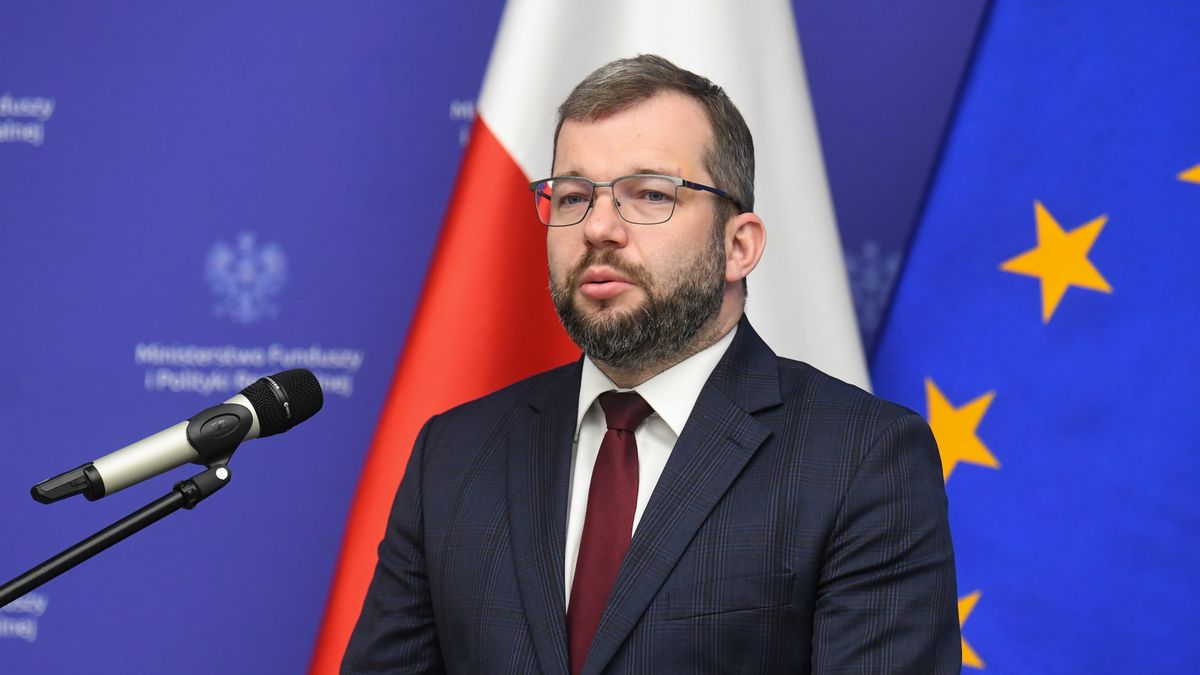Warszawa, 26.04.2023. Minister funduszy i polityki regionalnej Grzegorz Puda podczas konferencji prasowej w siedzibie MFiPR w Warszawie, 26 bm. Konferencja dot. dodatkowych środków z budżetu państwa, które zostaną przekazane wszystkim samorządom wojewódzkim na uzupełnienie wkładów własnych. (ad) PAP/Andrzej Lange