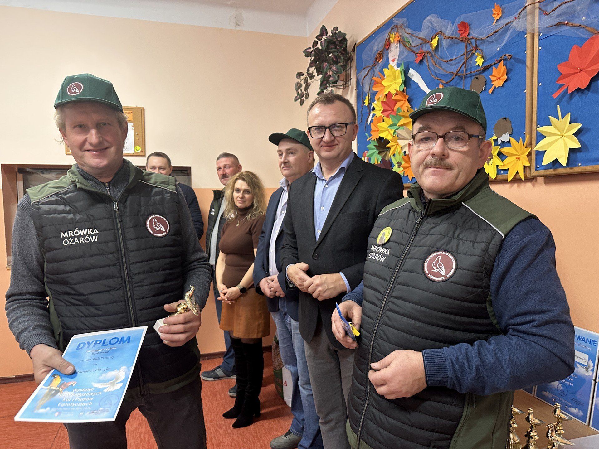 Mirosław Rudyszyn wiceprezes sandomierskiego Związku Hodowców Gołębi i Drobiu Ozdobnegoz prawej- powiedział, że nikt nie liczył ile wręczono dyplomów i nagród, bo nie o cyfry tu chodzi.