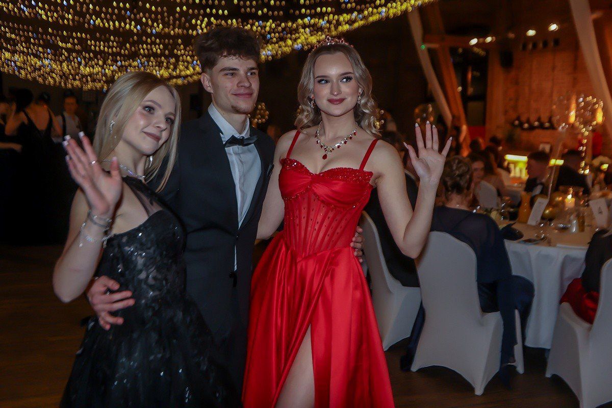 Wrocław: Studniówka Liceum Ogólnokształcącego nr XI. Piękni jak z żurnala maturzyści bawili się na Zamku Topacz. Mamy zdjęcia