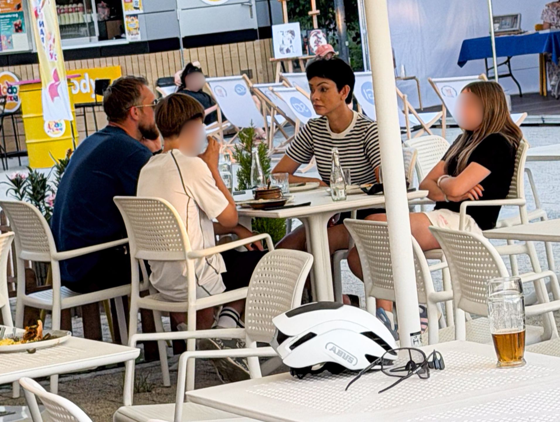 Dorota Gardias z partnerem i dziećmi w restauracji