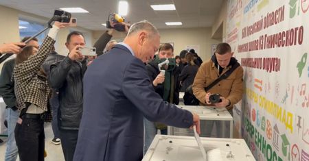 Zdrajca oddał głos. Otworzyli lokale wyborcze w Ukrainie