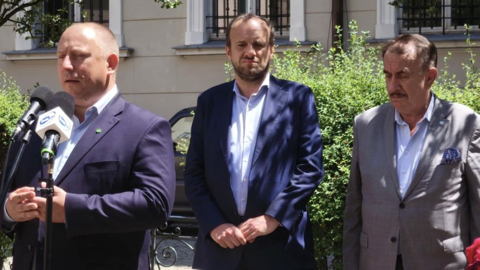 Wojewoda małopolski Krzysztof Jan Klęczar, II wicewojewoda małopolski Ryszard Śmiałek oraz Wojciech Kozak, dyrektor Regionalnego Zarządu Gospodarki Wodnej w Krakowie podczas briefing prasowego po posiedzeniu Zespołu doradczego do spraw koordynowania działań związanych z przeciwdziałaniem nadmiernemu zasoleniu Wisły.